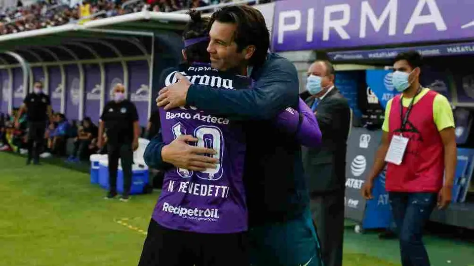 Mazatlán: Benedetti, con frío abrazo en reencuentro con Santiago Solari
