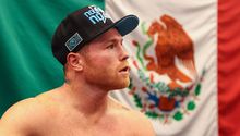 Canelo Álvarez: Hombre sin brazos le pidió firmar sus guantes para comprar prótesis
