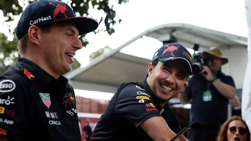Checo Pérez: Max Verstappen intentó imitar el acento del mexicano