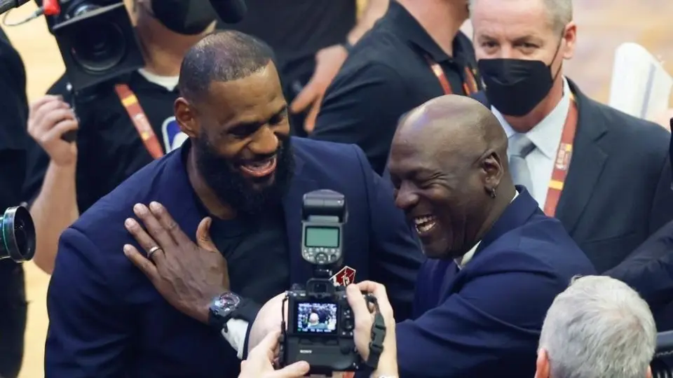 Michael Jordan y LeBron James protagonizaron emotivo momento en homenaje de NBA