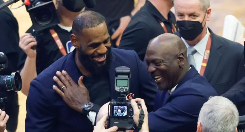 Michael Jordan y LeBron James protagonizaron emotivo momento en homenaje de NBA