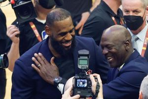 Michael Jordan y LeBron James protagonizaron emotivo momento en homenaje de NBA