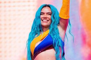 Karol G dedicó unas palabras a Karol Bernal, jugadora de Chivas, durante su concierto