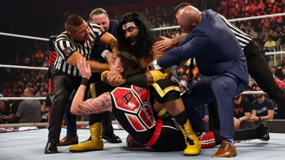 WWE: Dominik Mysterio abandonó RAW en ambulancia tras recibir paliza de Veer Mahaan