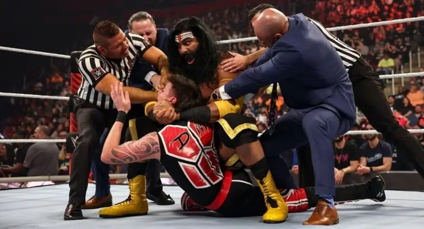 WWE: Dominik Mysterio abandonó RAW en ambulancia tras recibir paliza de Veer Mahaan