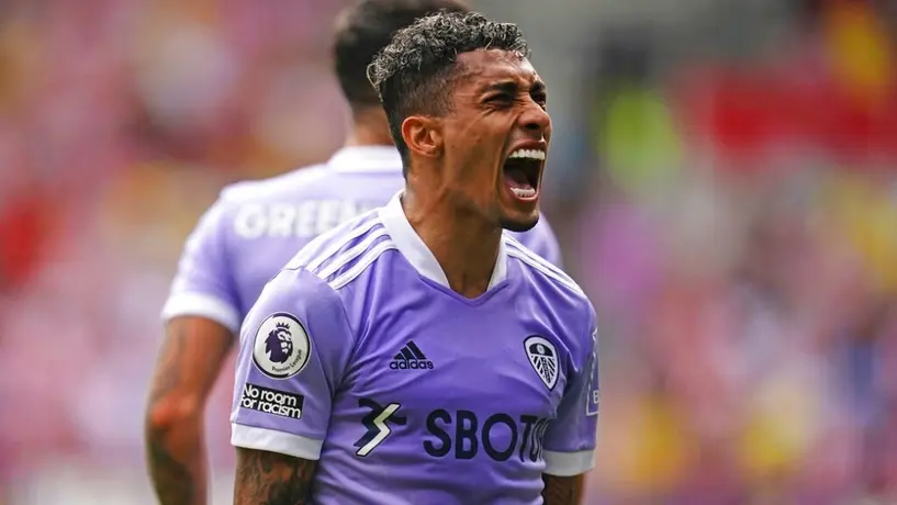 Premier League: Raphinha de Leeds, se disculpó con la afición cruzando el campo de rodillas