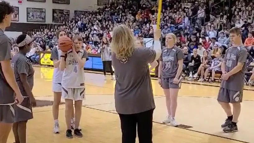 Vale doble: el conmovedor gesto para una alumna no vidente en un partido de básquet