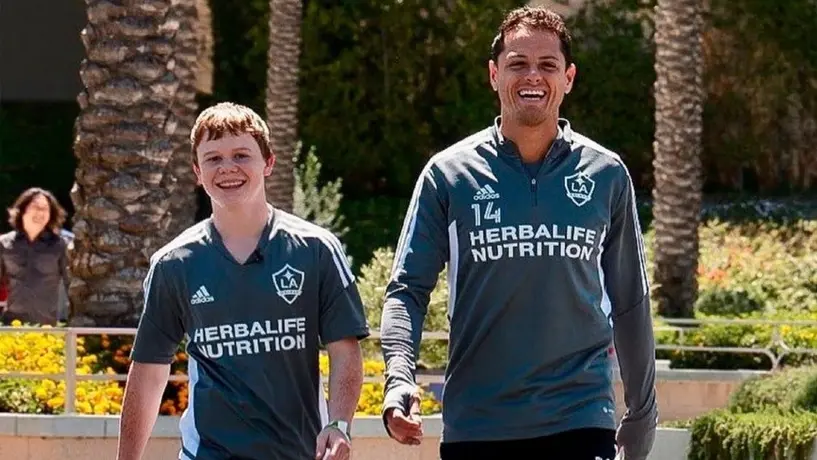 Chicharito Hernández dio cálida bienvenida a refugiado ucraniano al Galaxy