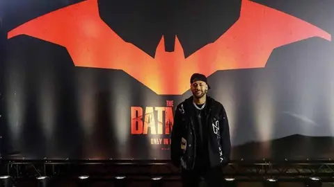 Neymar asistió a la premier de The Batman y condujo el Batimóvil por Paris