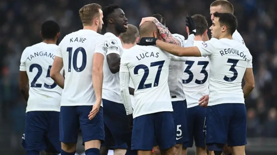 Tottenham, eliminado de la Conference League por brote de Covid-19