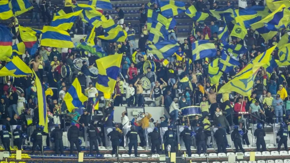 América: Aficionados fueron retirados del Azteca por no ocupar su sección designada