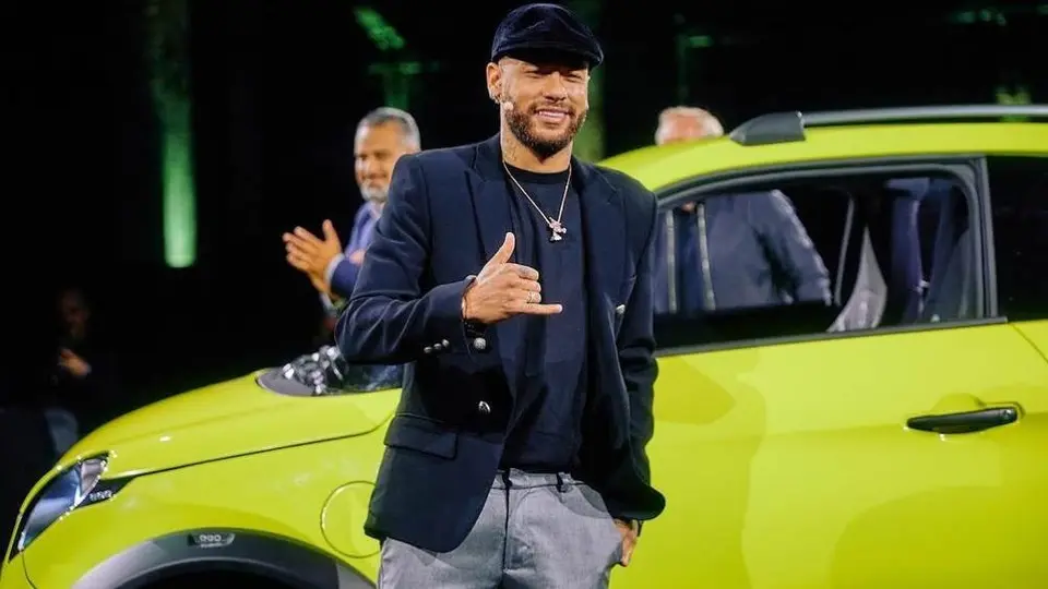Neymar: Recibió un coche eléctrico personalizado, su nuevo "juguete"