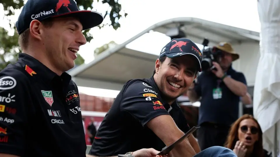 Checo Pérez reveló que Max Verstappen se desnudó tras ganar un Gran Premio