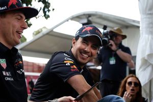 Checo Pérez reveló que Max Verstappen se desnudó tras ganar un Gran Premio