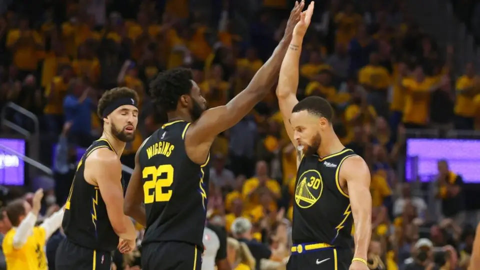 NBA: Warriors apalearon a Mavericks con Curry iniciando la serie con doble doble