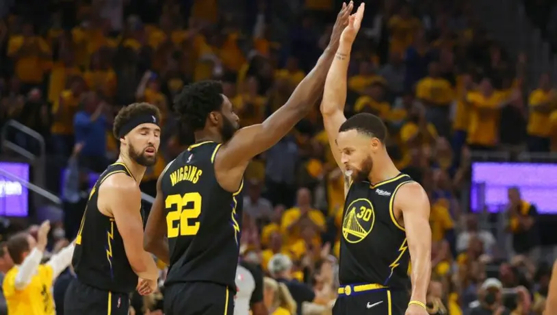 NBA: Warriors apalearon a Mavericks con Curry iniciando la serie con doble doble