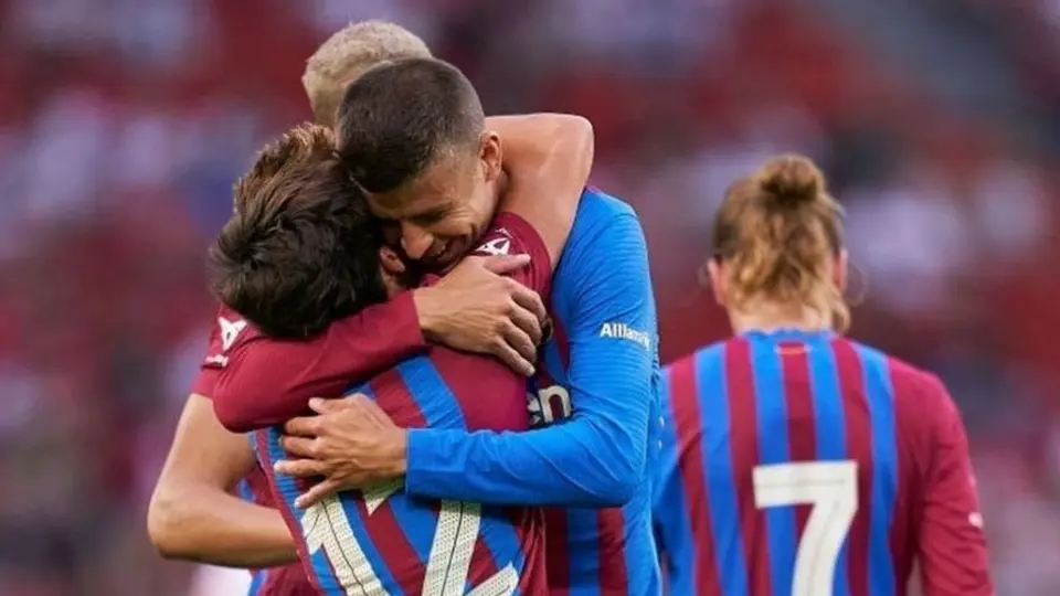 Piqué protagonizó 'viral' broma a Riqui Puig mientras dormía