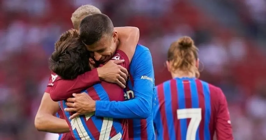 Piqué protagonizó 'viral' broma a Riqui Puig mientras dormía