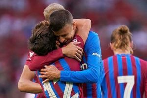 Piqué protagonizó 'viral' broma a Riqui Puig mientras dormía