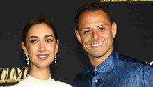 Chicharito Hernández: Posó públicamente con su novia en una premier en California