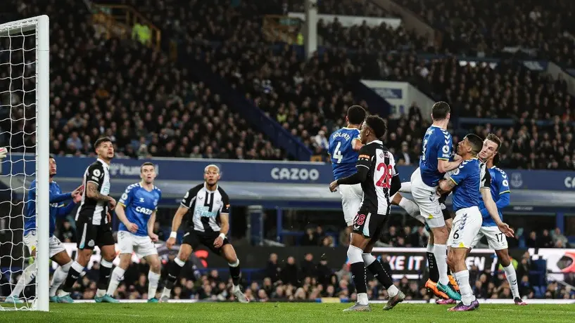 Premier League: Aficionado se ató del cuello a un poste e irrumpió el partido entre Everton y Newcastle