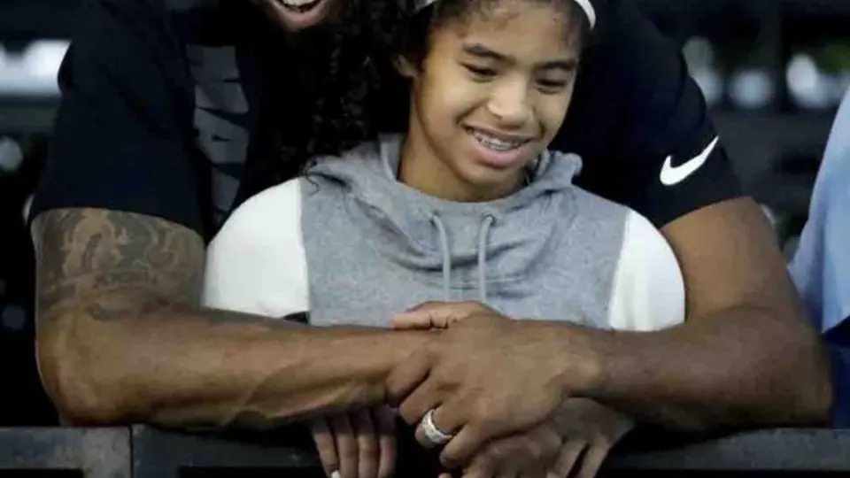 Kobe Bryant: Artista colocó estatua en honor a Black Mamba en el lugar donde falleció