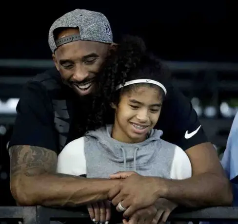 Kobe Bryant: Artista colocó estatua en honor a Black Mamba en el lugar donde falleció