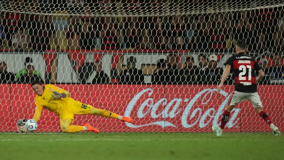 Fernando Muslera ataja un penal contra Flamengo en la Copa Libertadores | AP