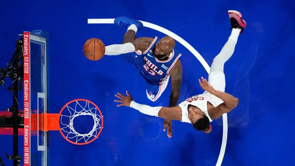 LeBron James en el partido de los 76ers contra los Cavaliers | AP
