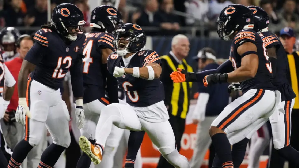 Jugadores de los Bears celebrando detener a la ofensiva de Patriotas | AP