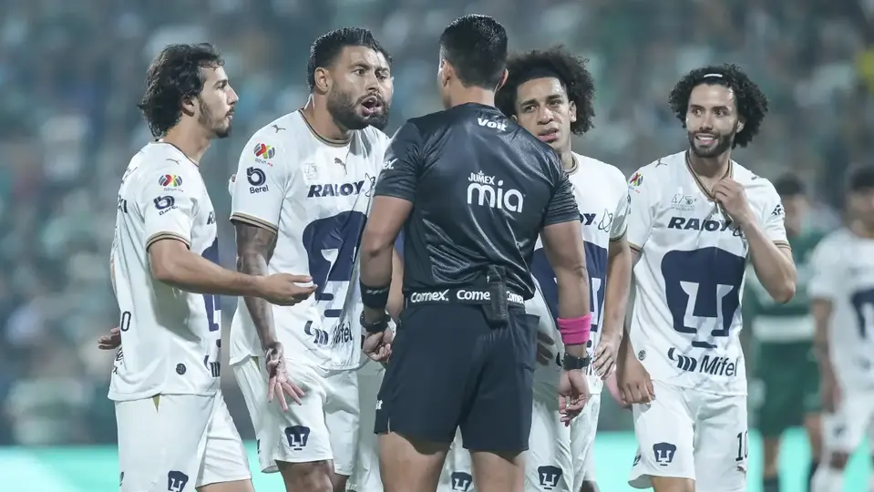 Nathan Silva y jugadores de Pumas reclamando. la expulsión del brasileño | IMAGO7