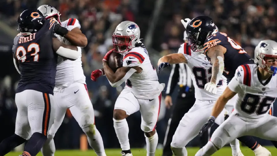 Rhamondre Stevenson corriendo en el Patriotas vs Chicago en el TNF | AP