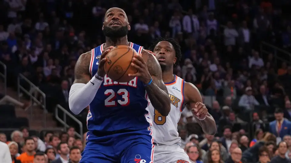 LeBron James se enfrenta a Og Anunoby en el partido de Sixers contra Knicks | AP