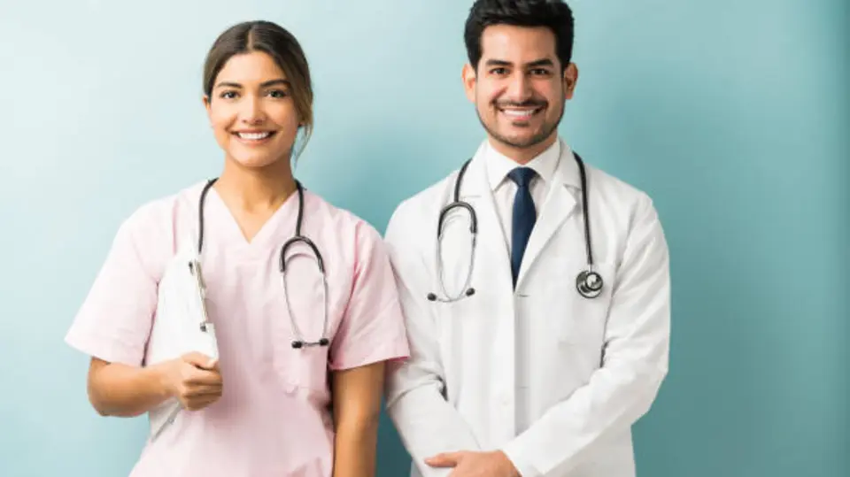 Los profesionales de la medicina desempeñan un papel fundamental en la atención y el cuidado de la salud pública. / iStock