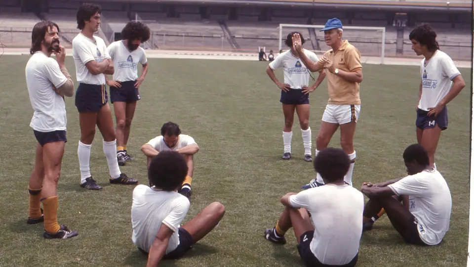 Jorge Marik, entrenador de Pumas, dando indicaciones en el Olímpico Universitario | MEXSPORT