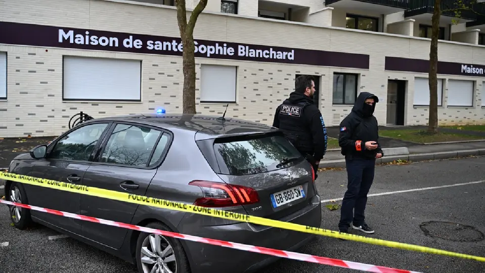Un tiroteo en la periferia de París dejó una persona muerta y cinco heridas / AP