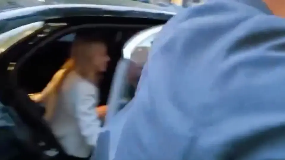 La comunicadora Sonya Koltukliyeva intentaba entrevistar a Mihaela Dotsova, presidenta del Parlamento búlgaro / Especial