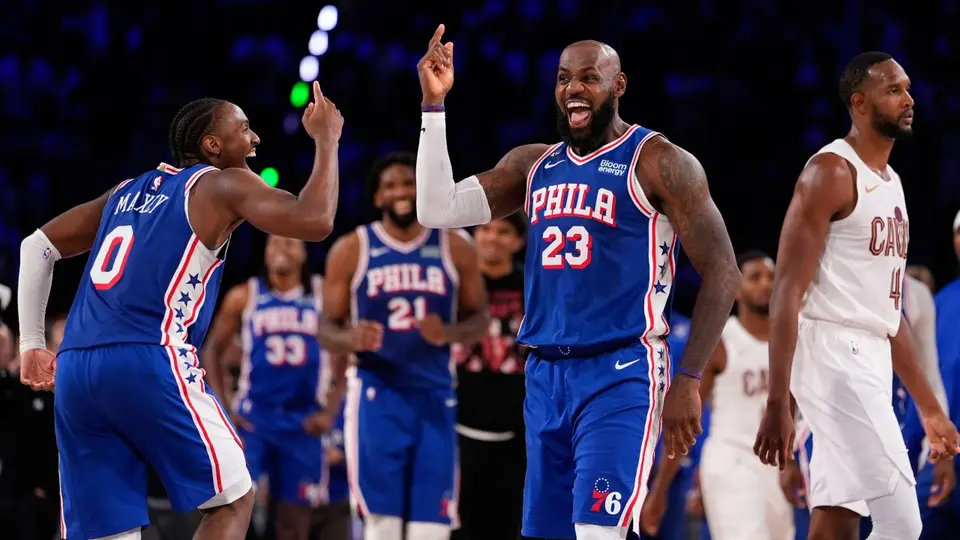 LeBron James y Tyrese Maxey en celebración en el partido de los 76ers contras los Cavaliers | AP
