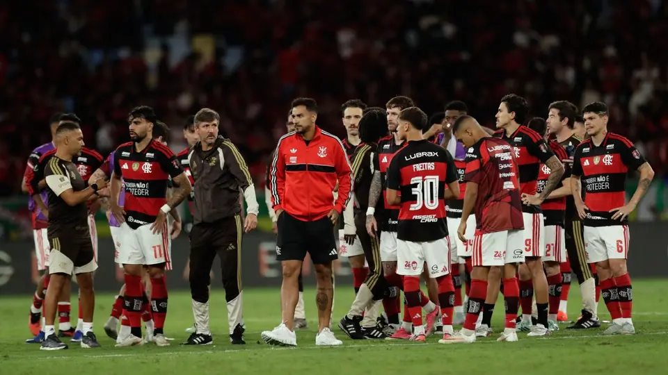 Jugadores de Flamengo en lamento tras perder ante Estudiantes en la Copa Libertadores | AP