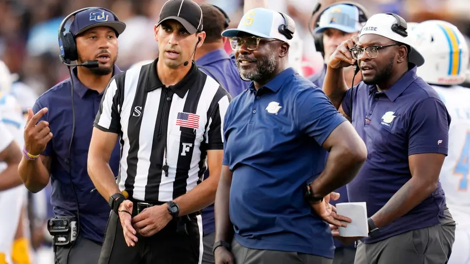 Marshall Faulk, como entrenador de Southern, habla con un oficial en un partido de NCAA | AP