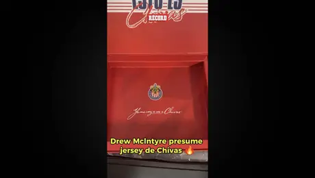 Drew McIntyre presume su jersey de Chivas