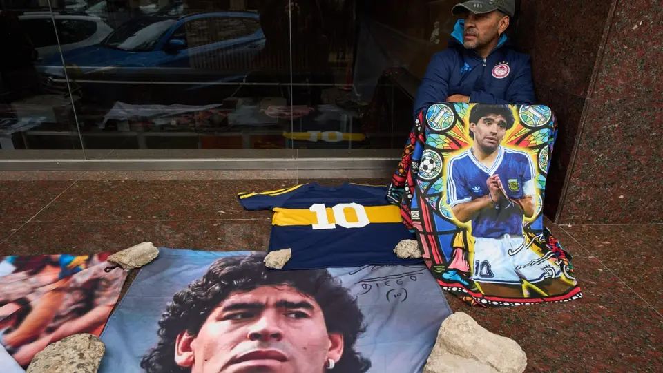 Aficionada con imágenes de Maradona afuera del tribunal donde se realizó el juicio de Maradona | AP