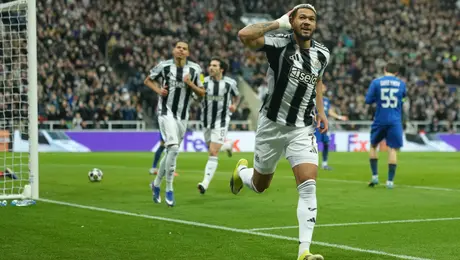 Newcastle elimina al Qarabag; avanza a Octavos de Champions e iguala récord de goles en eliminatorias