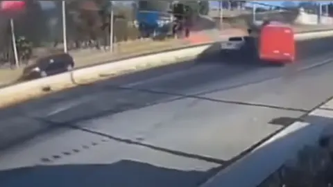 Los tripulantes de la camioneta blanca terminan escapando en sentido contrario / Especial