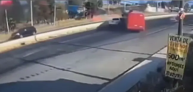 Los tripulantes de la camioneta blanca terminan escapando en sentido contrario / Especial