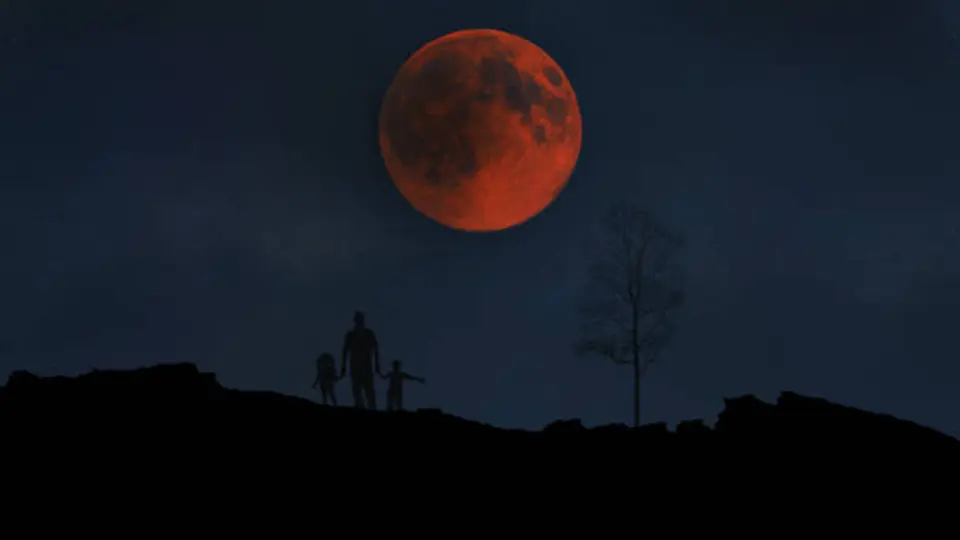 Durante la fase total, la Luna adquiere un característico tono rojizo./ Pixabay