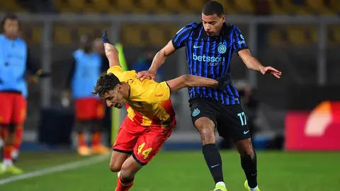 Alessadro Bastoni de Inter se enfrenta a Walid Cheddira de Lecce en la Serie A | AP