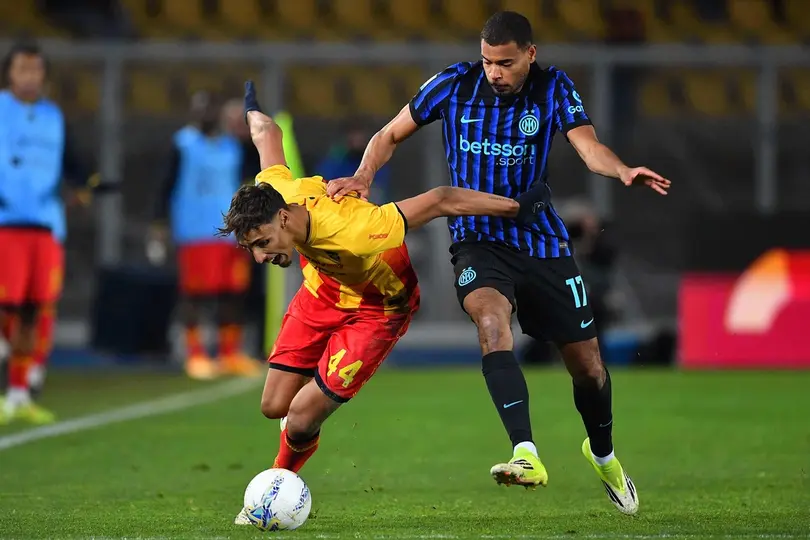 Alessadro Bastoni de Inter se enfrenta a Walid Cheddira de Lecce en la Serie A | AP