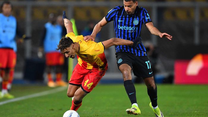 Alessadro Bastoni de Inter se enfrenta a Walid Cheddira de Lecce en la Serie A | AP