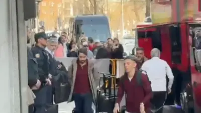 "¡Racista!" Prestianni, insultado al salir del hotel del Benfica en Madrid